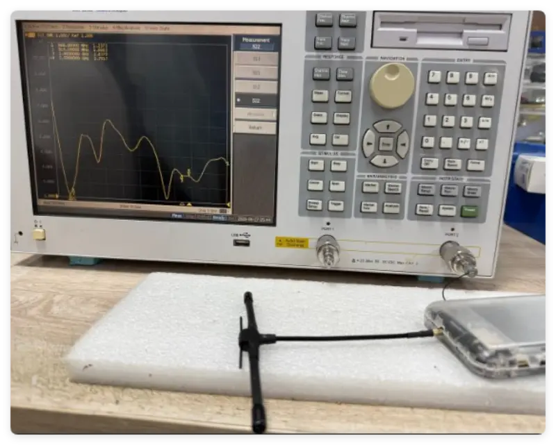 Varför är det viktigt att vara uppmärksam på VSWR (Voltage Standing Wave Ratio) när du väljer en antenn?